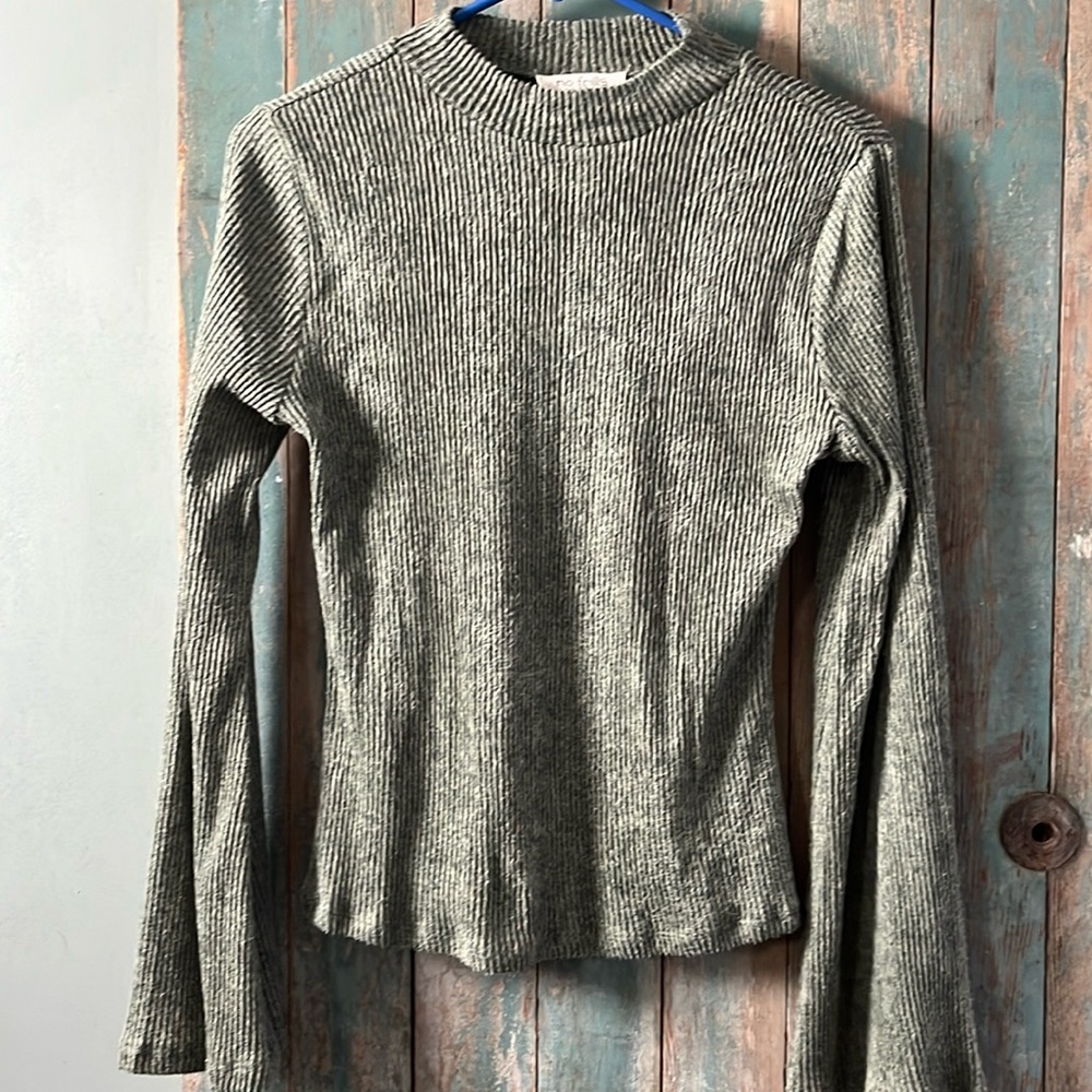 No Frills women’s medium long sleeve green sweater